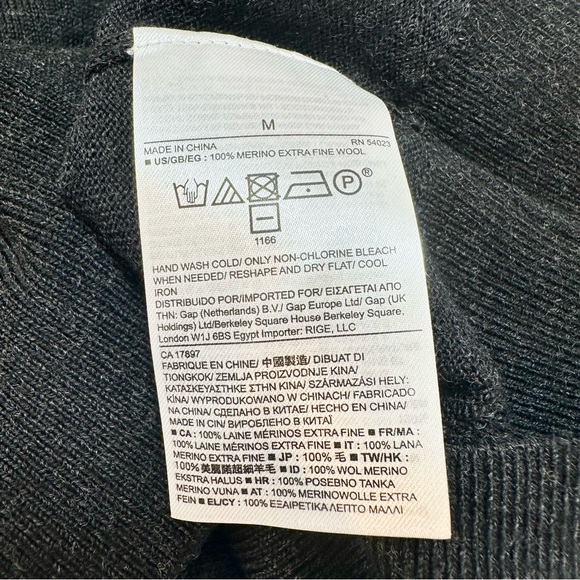 Banana Republic Men’s Charcoal Heather Merino Wool Crewneck Sweater - Picture 10 of 10